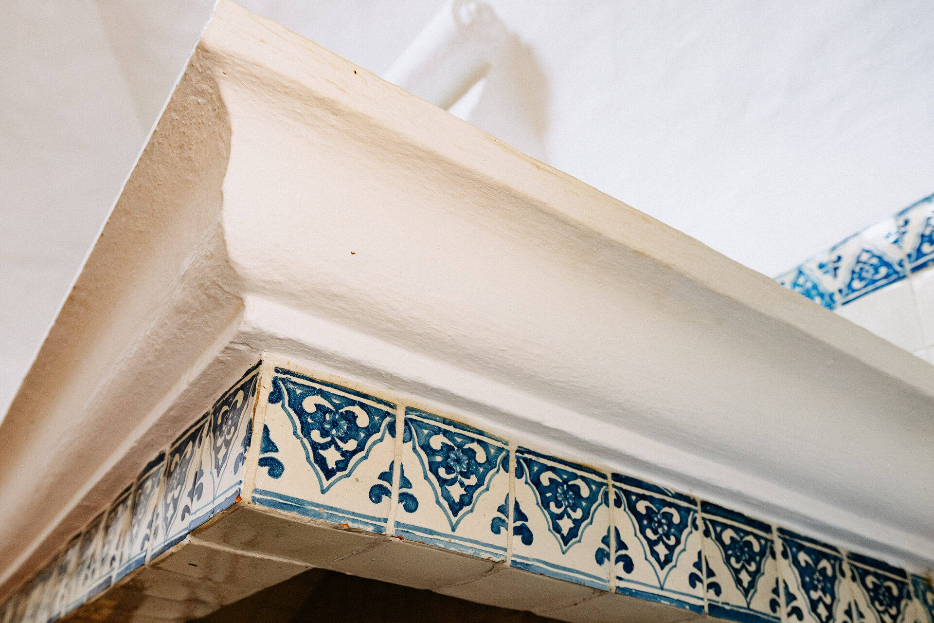 Detalle de la cenefa de talavera pintada a mano que recorre el perímetro de la cocina de Quinta La Joya